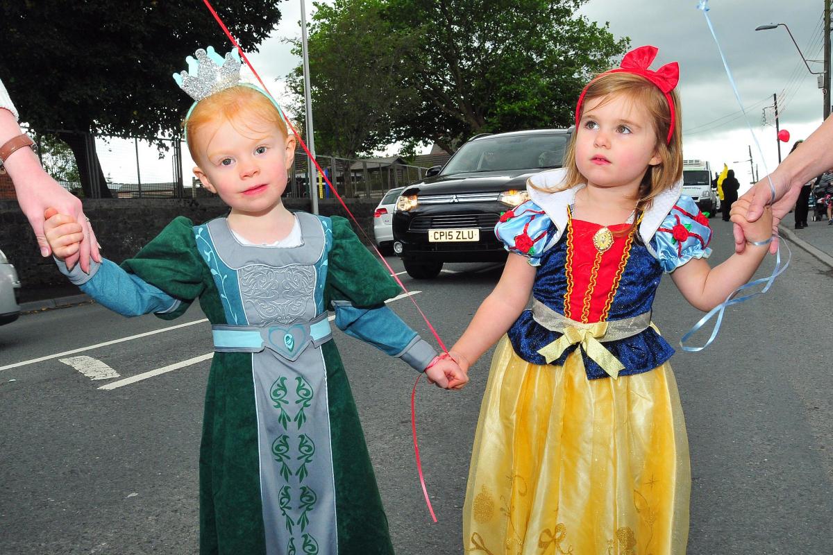 Three year old friends Sophia Goddard and Alana Rose Clement enjoy the parade.  Picture by Mark Davies