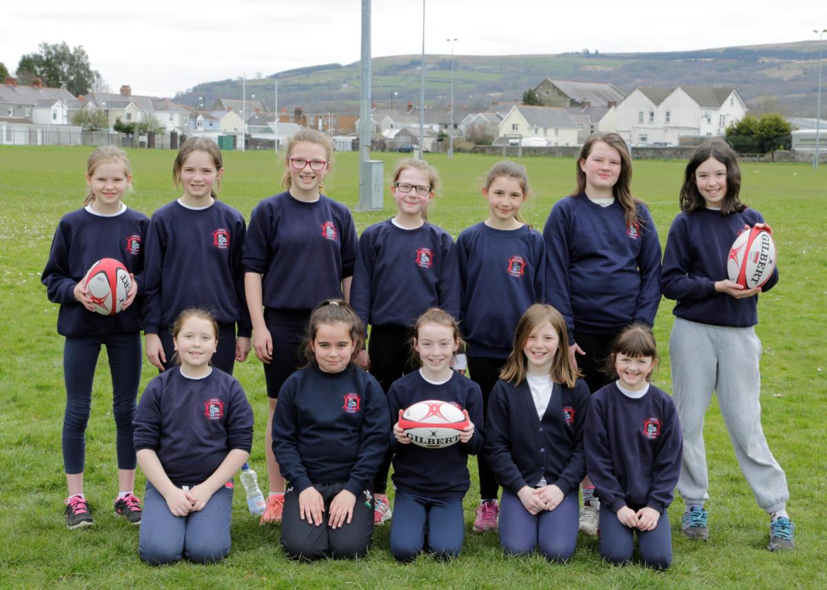 Llannon primary school girls. Pic: Photo Cymru.