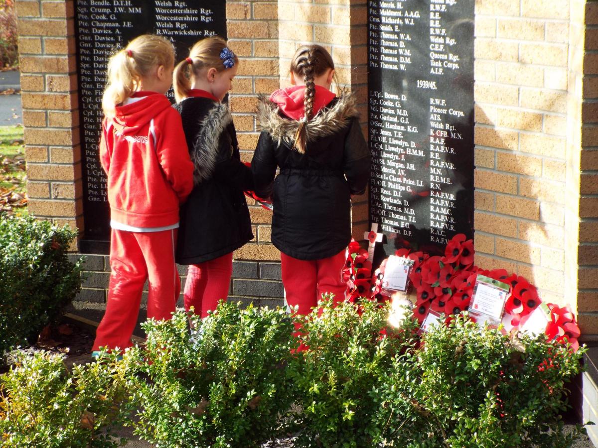 Ysgol y Bedol schoolgirls lay a wreath at Garnant memorial.