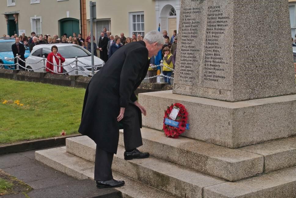 Lord Aberdare lays a wreath at Llandovery. Pic: Will Click-Click