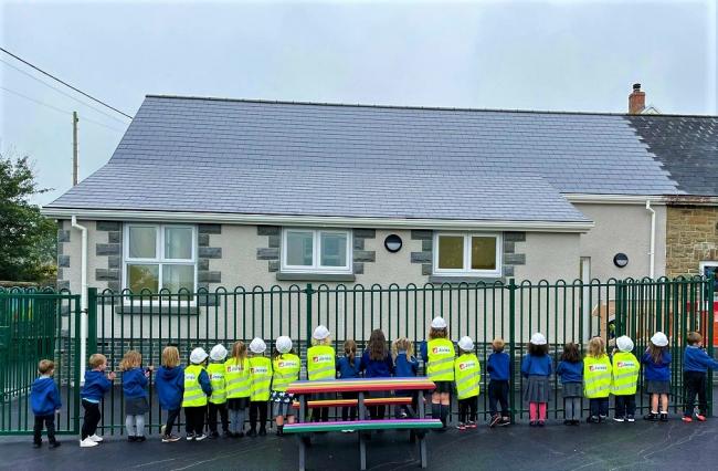 Ysgol Gynradd Gymraeg Cwmllynfell pupils check out their new school facilities