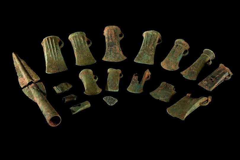 Bronze Age hoard of treasure found in Llanddeusant | South Wales Guardian 