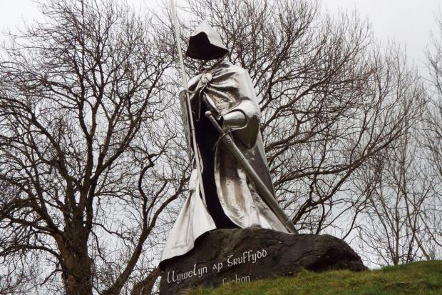 South Wales Guardian: Llewellyn ap Gruffudd Fychan statue at Llandovery Castle
