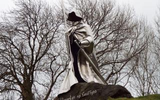 Llewelyn ap Gruffudd Fychan statue at Llandovery Castle